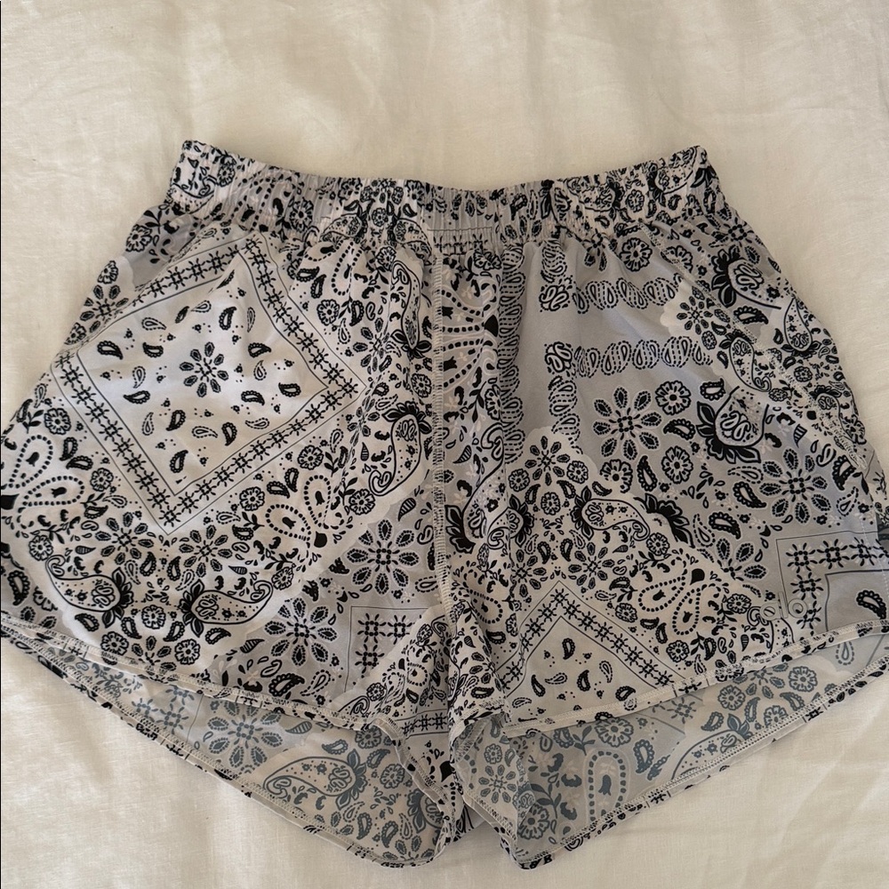 Alo Black and White Patterned Women's Shorts